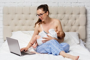 breastfeeding woman on a computer